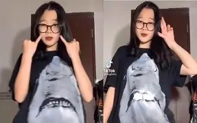 Ảnh thumbnail video Tiktoker đeo kính gợi dục để nhảy con điếm tiktoker đeo kính nhảy uốn éo khoe vú và đít lồn ướt át theo nhịp