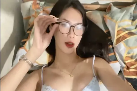 Ảnh thumbnail video Cô gái đẹp ngực lớn còn gì để nói